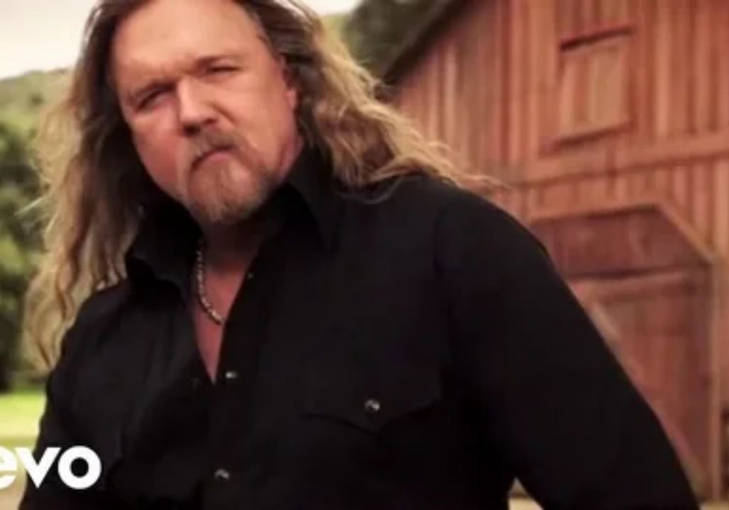 Trace Adkins – Lonely Won’t Leave Me Alone
