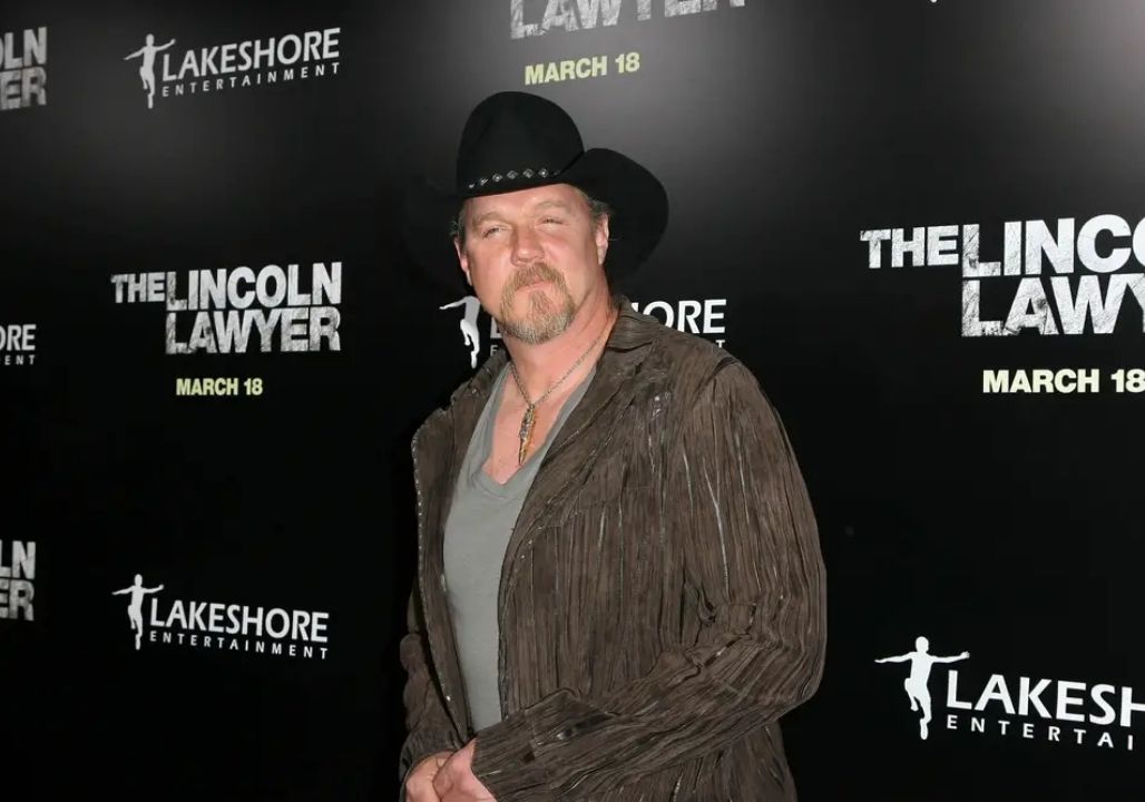 Trace Adkins Honors Toby Keith With Powerful Rendition Of American Soldier